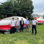 鉄道総研で展示されているリニア実験車両前での集合写真