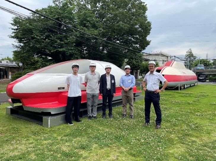 鉄道総研で展示されているリニア実験車両前での集合写真